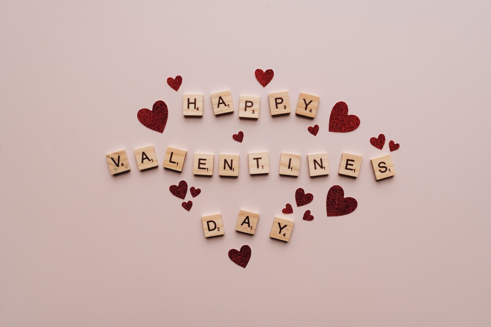 Illustration Saint Valentin. Happy Valentine's Day avec lettres de scrabble. Petits coeurs autour
